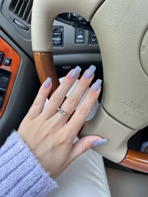 Love drivig with perfect nails