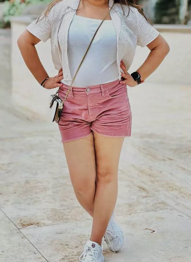 Love to see bra lines under white tshirts