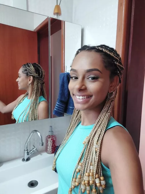 Mirror mirror on the wall, who's the prettiest of them all?