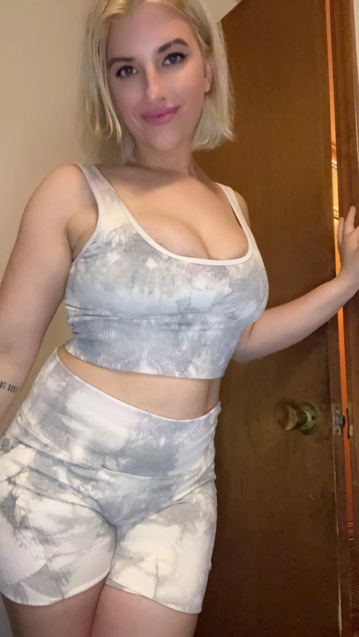 Quick photo sesh before arms and abs