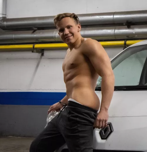 Sex on the car would be fantastic🥵🥵😈