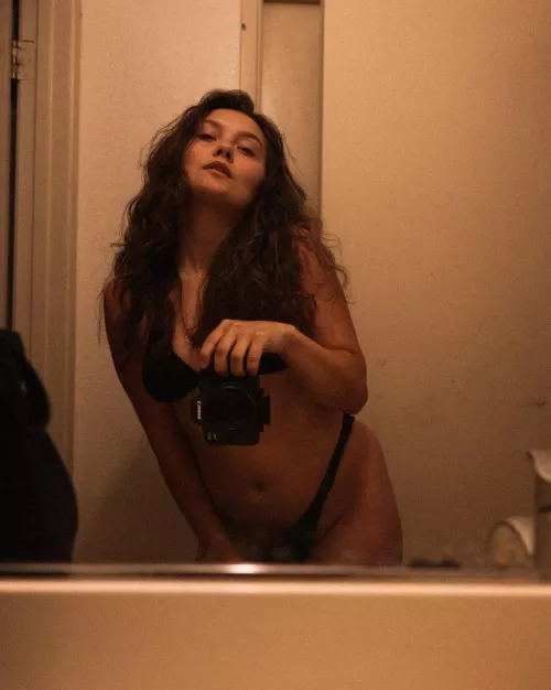 Sexy in the mirror 😍👀🥵