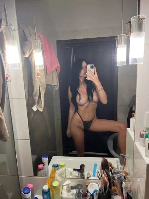 Titties must be squeezed😈