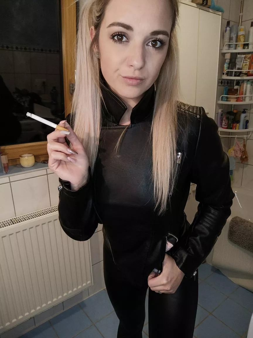 today I was a sexy smoking robber😏