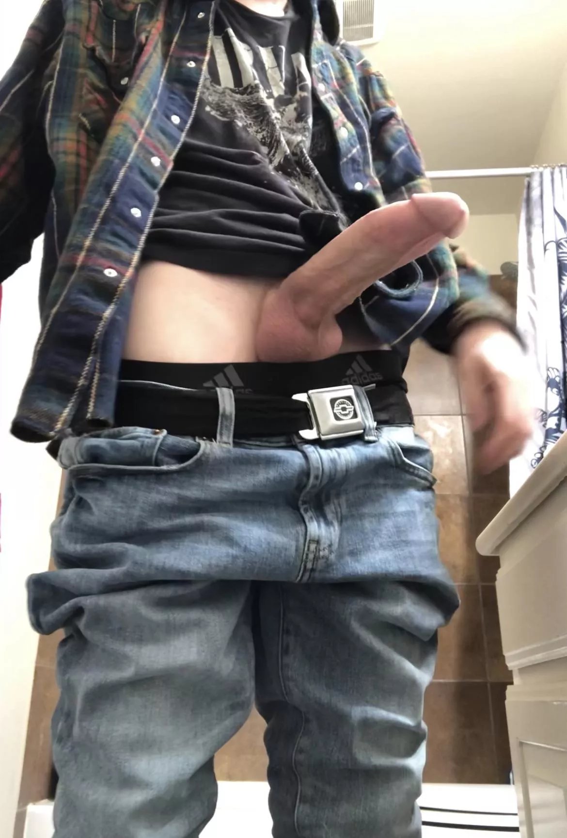 21M, Straight and bored. Just wanna talk I have plenty of pics and vids of myself too. 18+ !!!