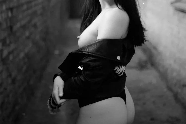 Are you a fan of tall chicks with bubble butt?