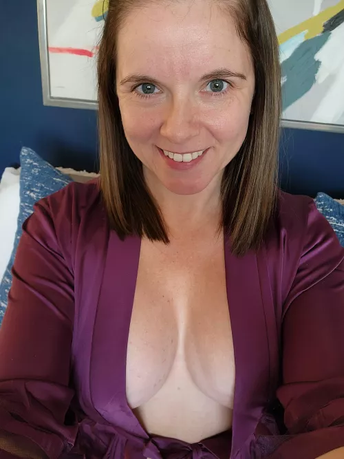 Bathrobes can be so sexy...