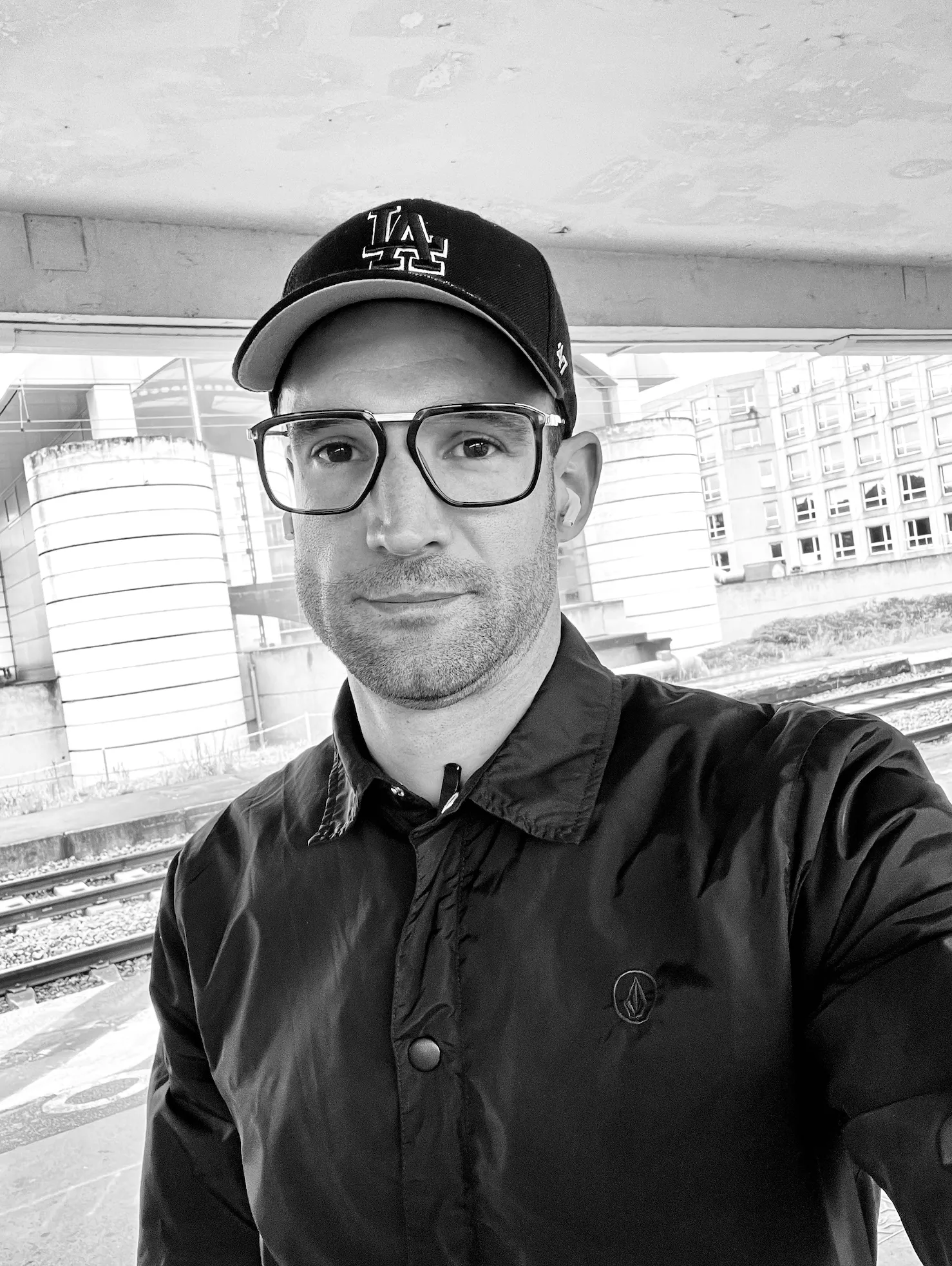 Clear glas.ses are such an underrated fashion accessory