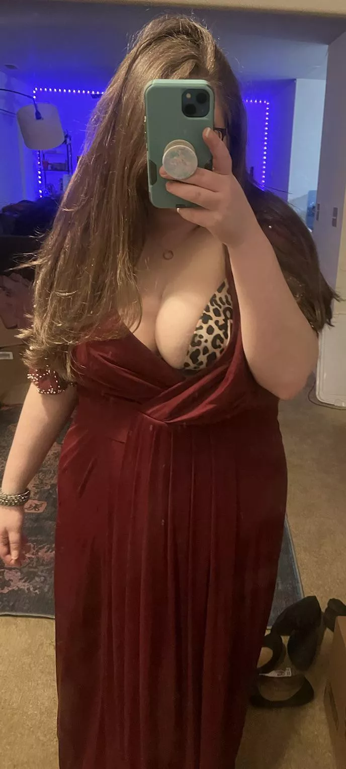 Cleavage in a fancy dress 💃🏼