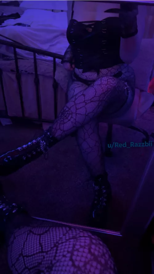 Crossing my legs now but waiting for you to spread them instead 🖤☺️