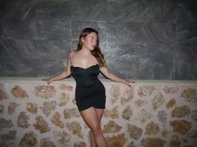 Curvy babes need to wear tight dresses more!