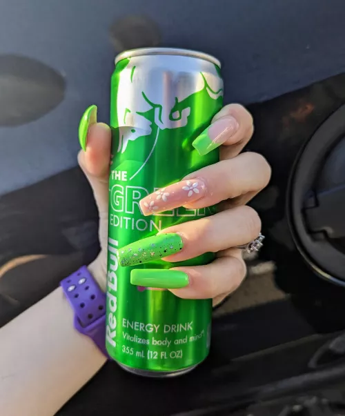 Doesn't everyone match their drinks to their nails, or is that just a me thing? 🤔