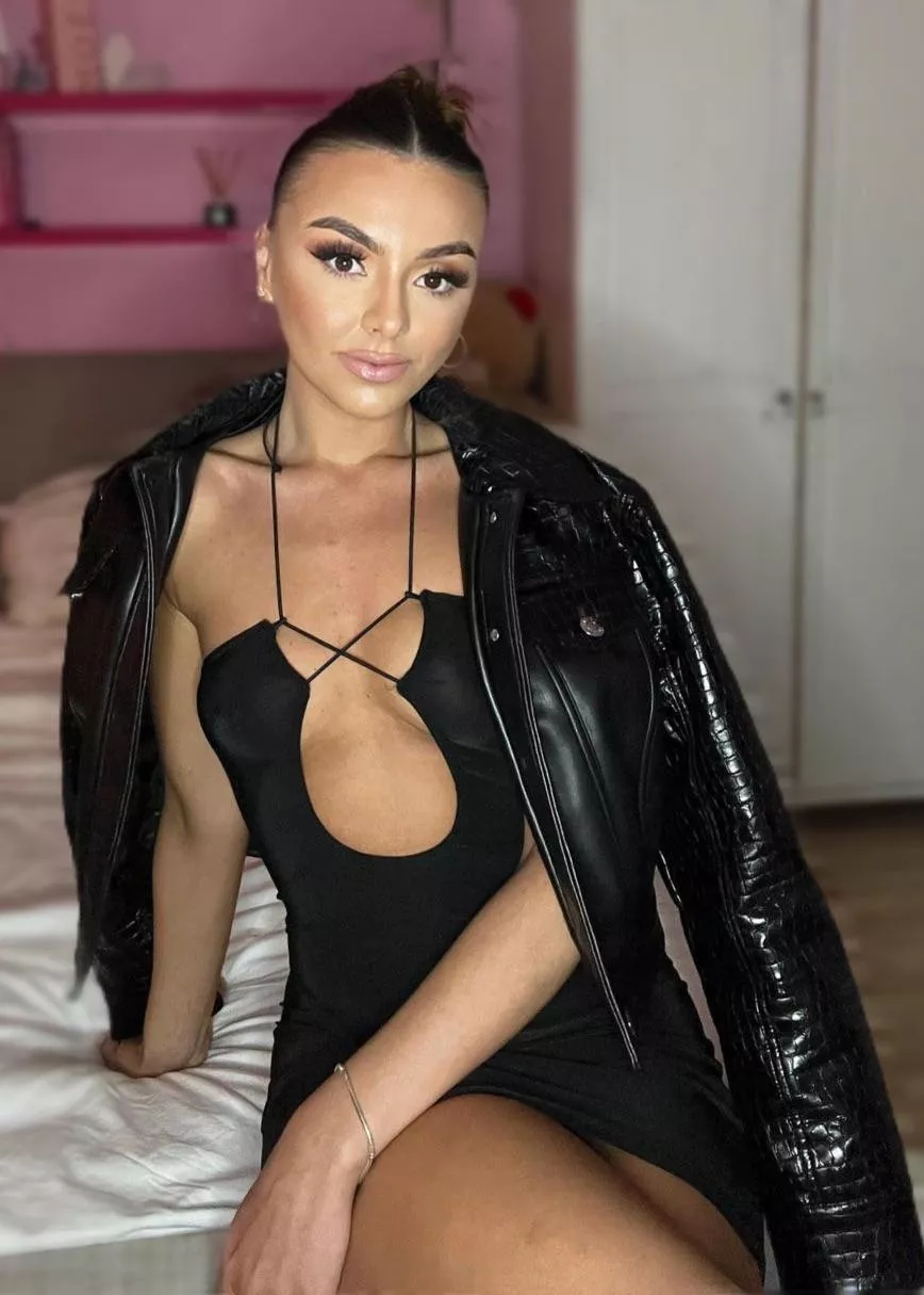 Easy access to my tits, just how you like it🙈👀