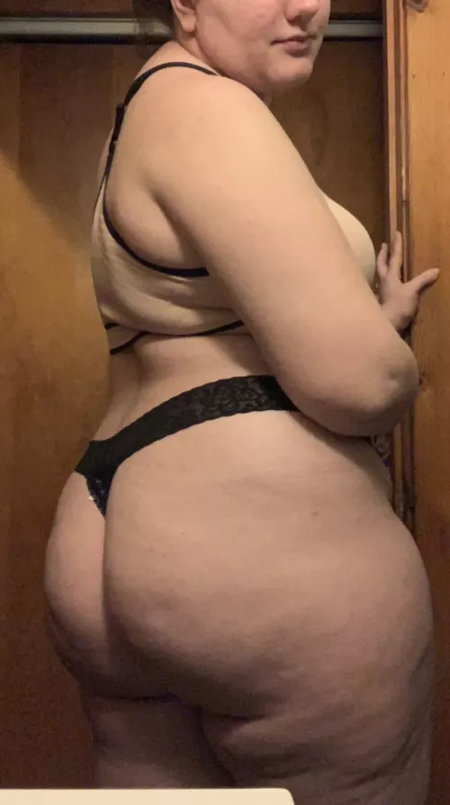 First time showing my butt to Reddit🫢🫢
