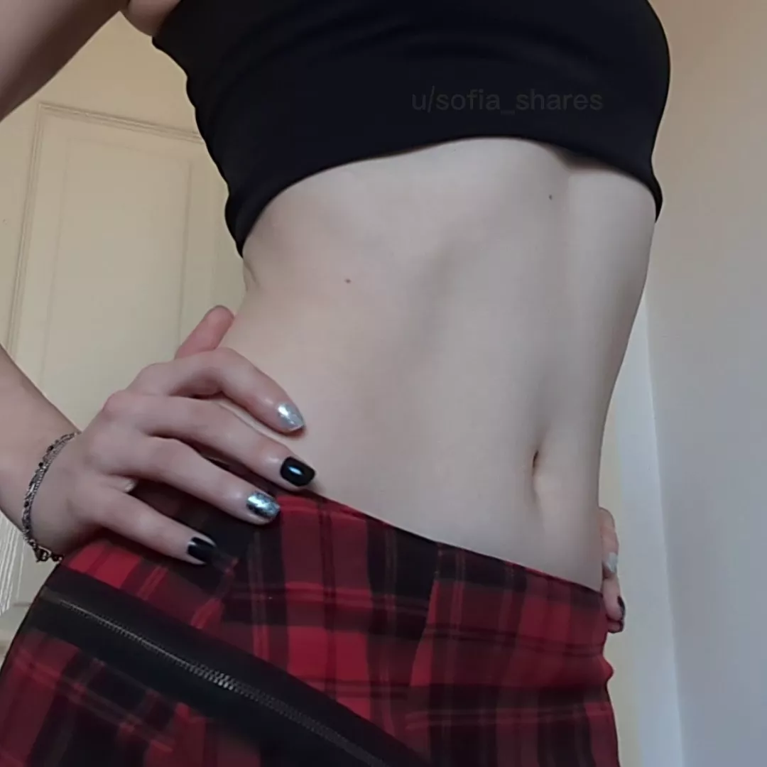 I love comfy clothes that allow me to show off my midriff 💋 [IMG]