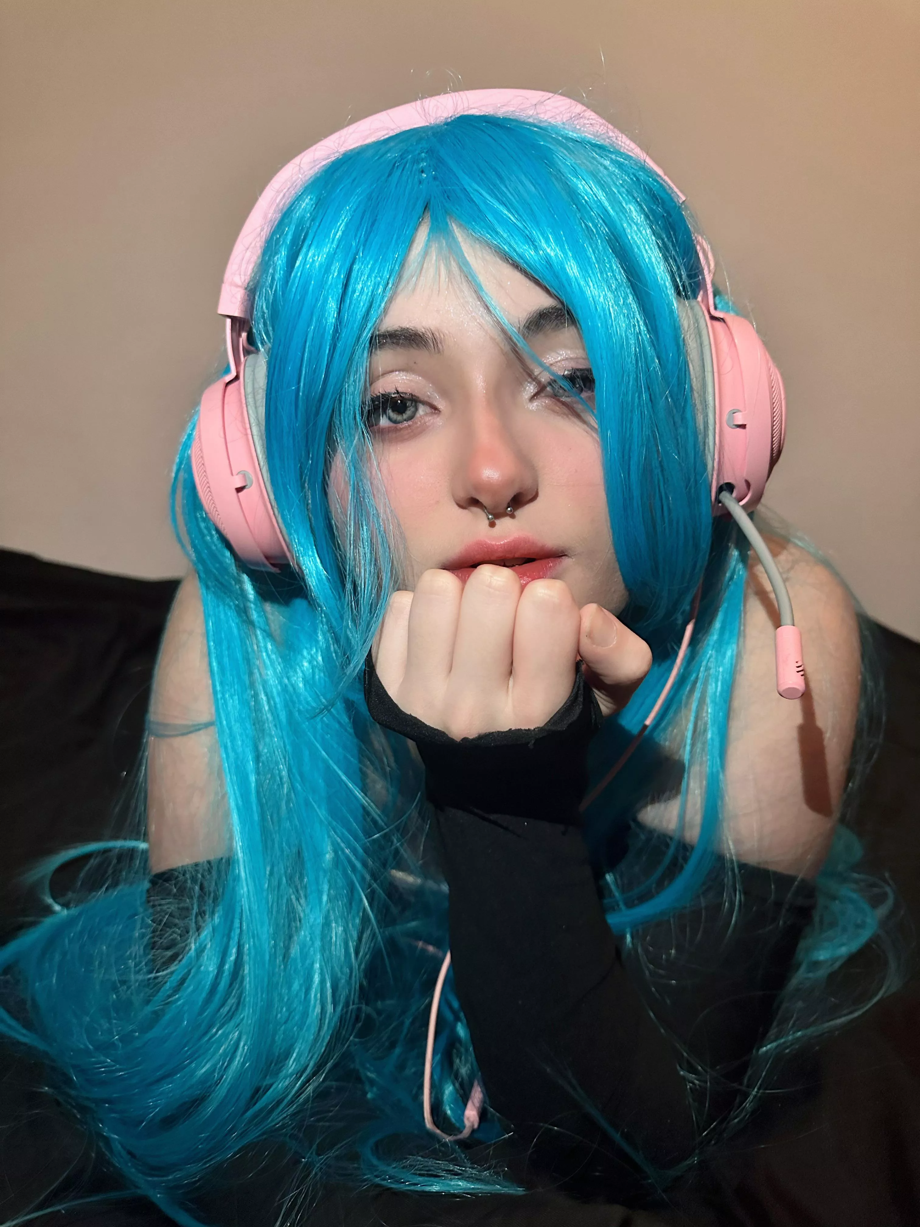 I tried a homemade Hatsuni Miku cosplay, it's not professional but I like it! ><
