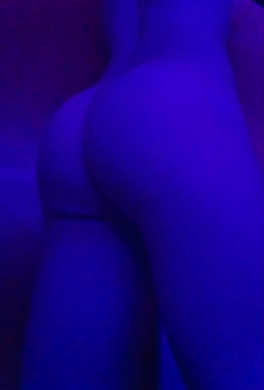 Kiss me under these neon lights?