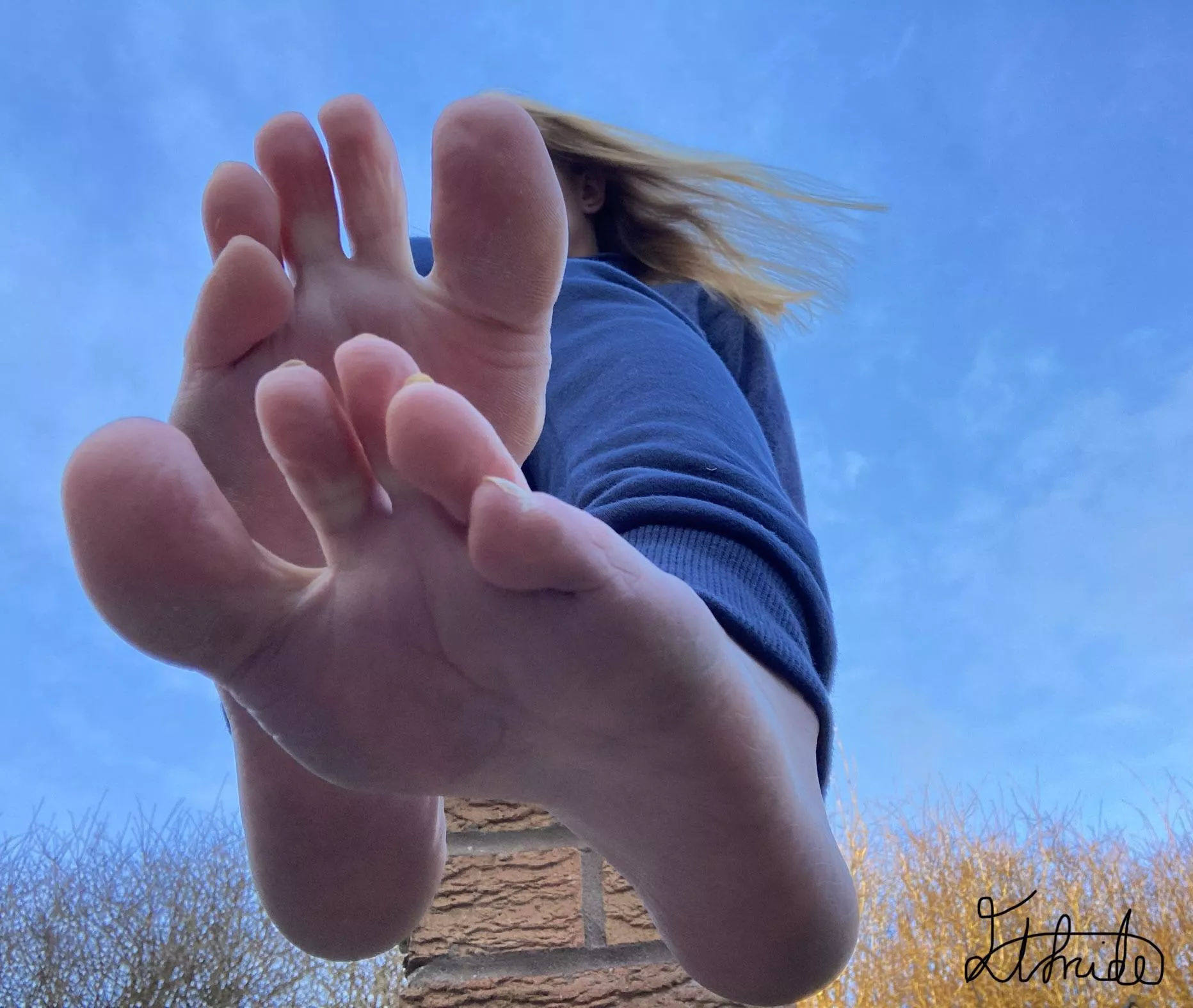 Like my spread toes?