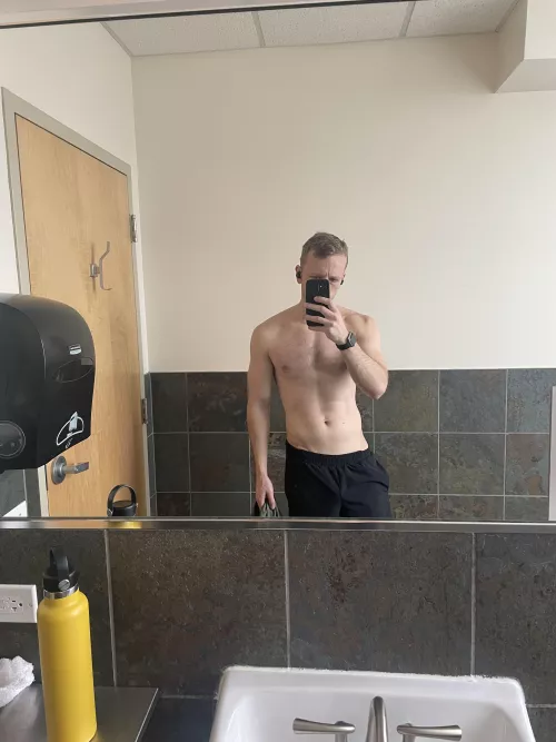 Love this bathrooms lighting