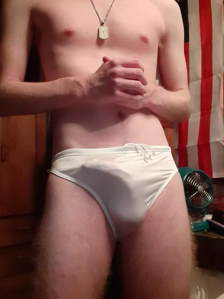 My huge 19yo bulge in my speedo 🍆