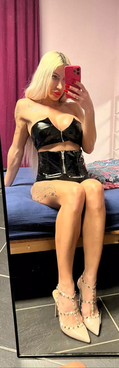 Oversized t shirts with nothing underneath are sexier than lingerie