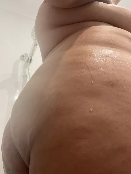 Perv on me in the shower to end your week right 😘