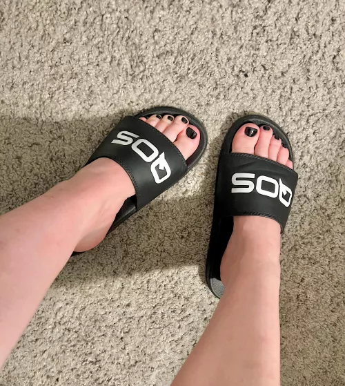 Sexy little snow bunny toes 🖤💅🏼