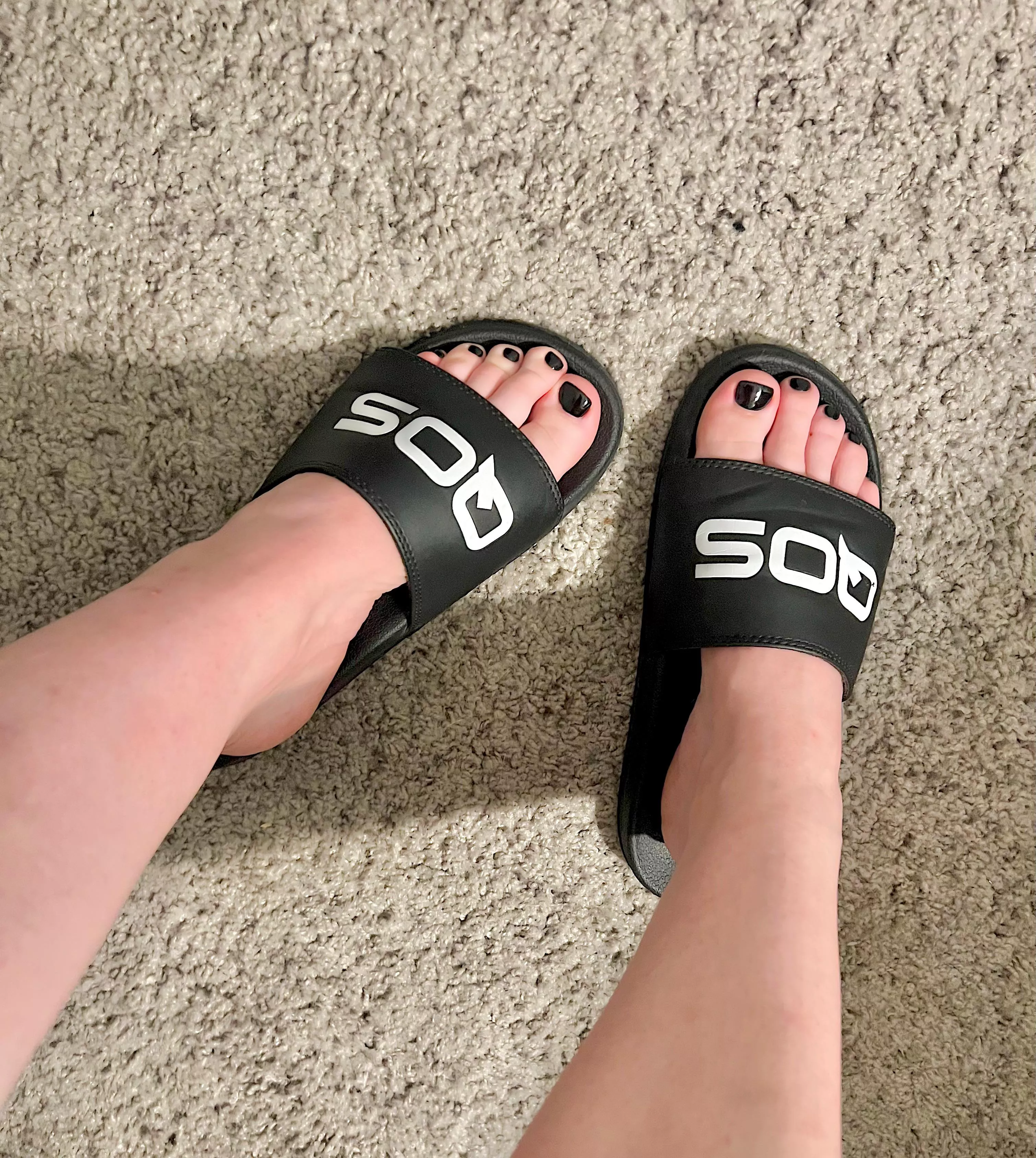 Sexy little snow bunny toes 🖤💅🏼