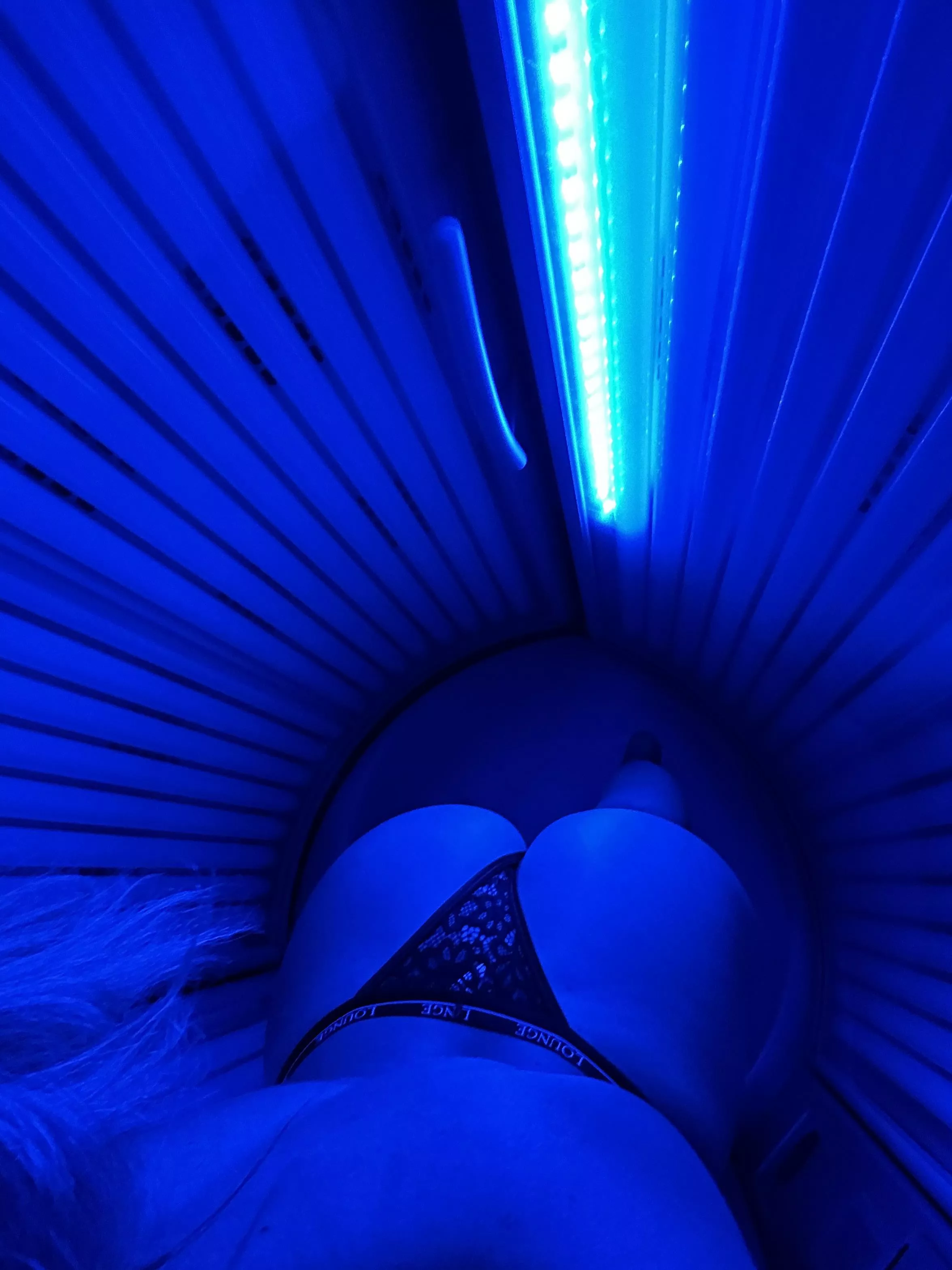 Tanning in the changing room 😉
