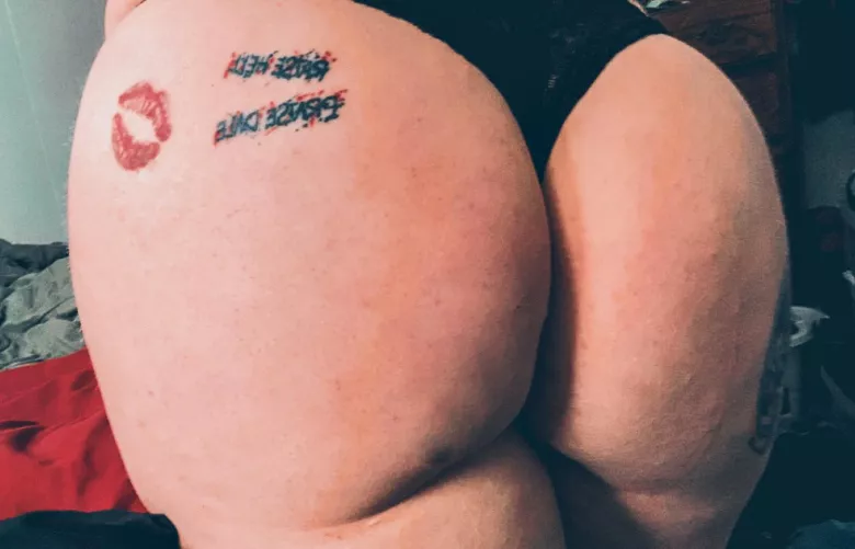 The beautiful backside is going out tonight! Who wants to buy me a drink?!