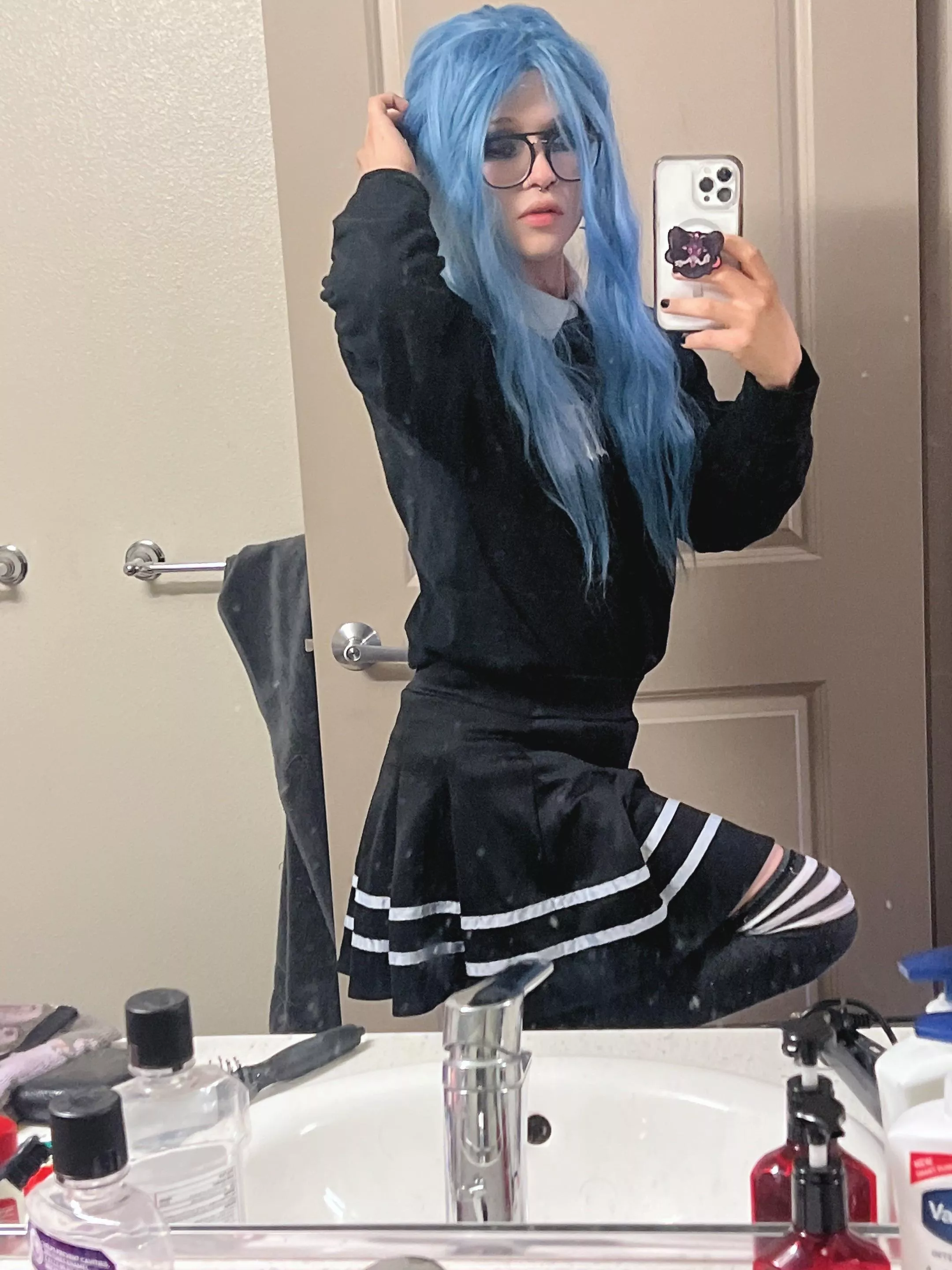 This sweater makes me look a little thicc 🫣