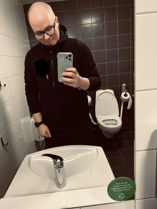 28 yo Looking for friends and people to chat with. Hit me up in the dms 😌