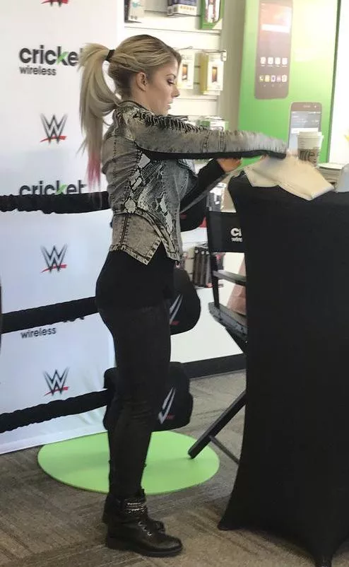 Alexa Bliss side profile