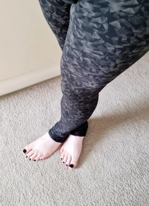 Any foot obsessed daddies message me if you like my feet ☺️
