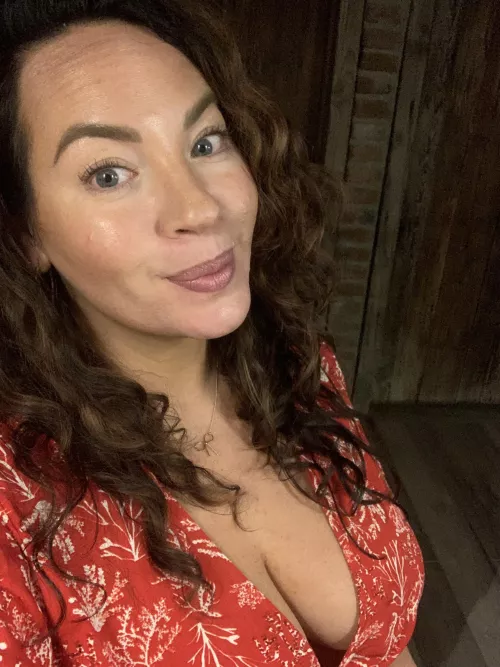 Braless + 36J tits doesn’t *usually* work this well… 🤔