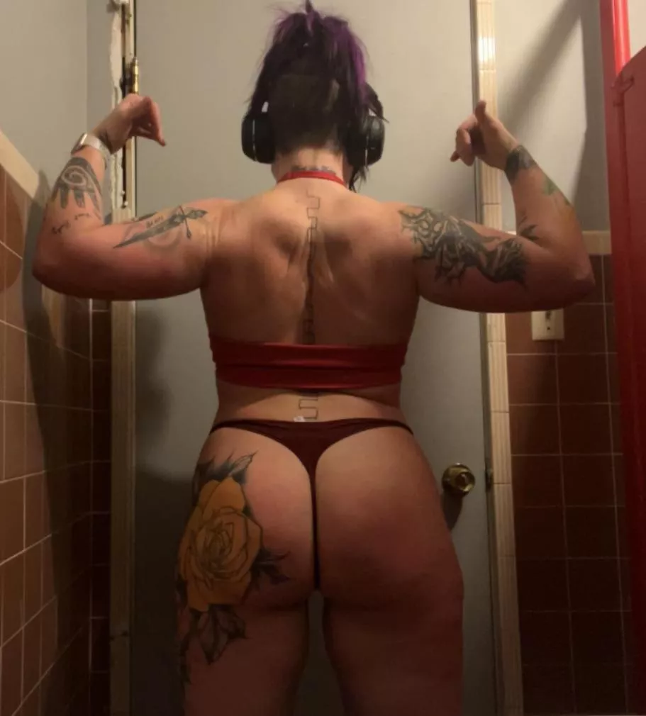 [f] Quick booty flash between sets