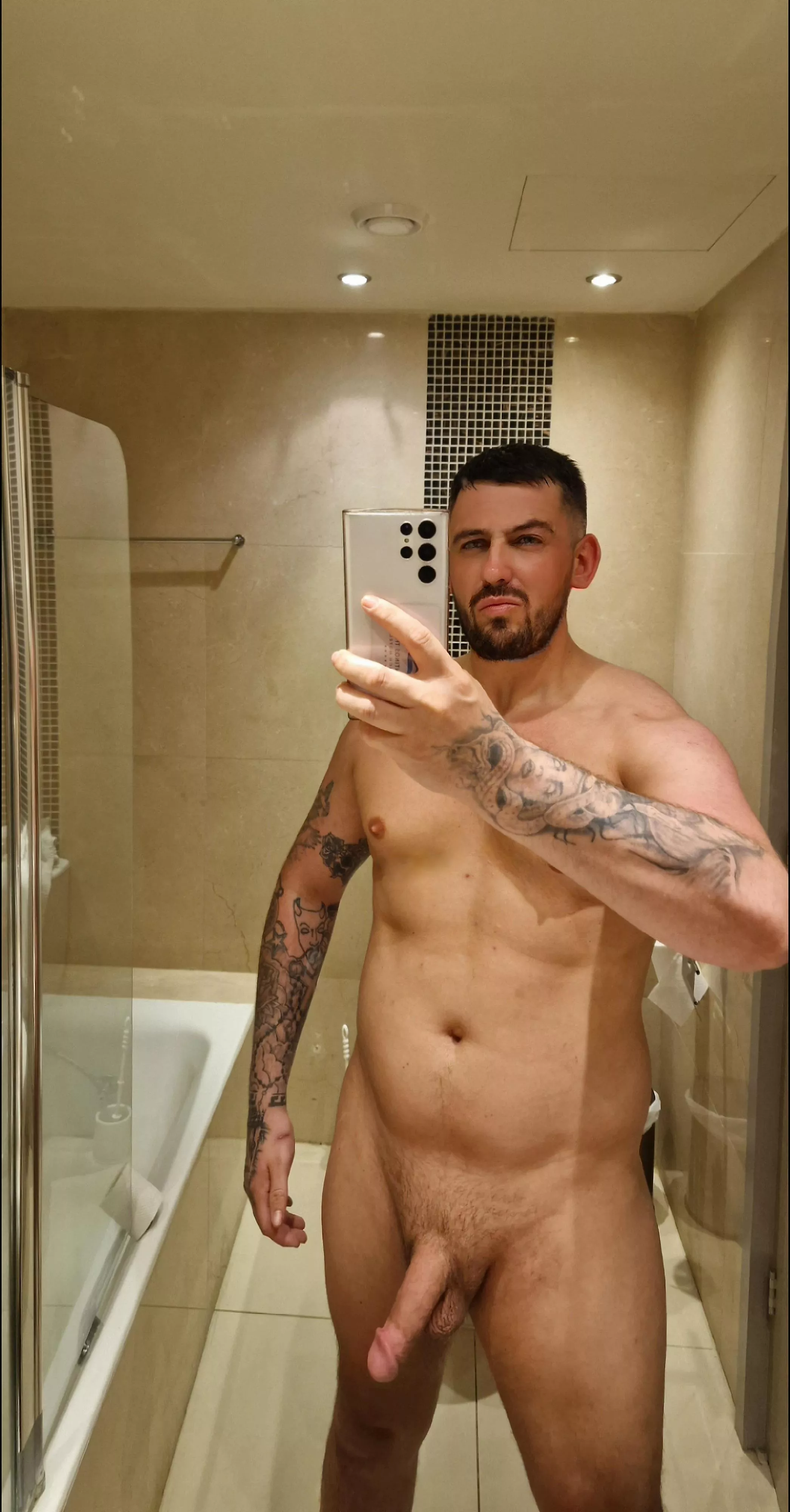 First day on here ladies 😈 33 and 6'1. Do you approve ? 😜