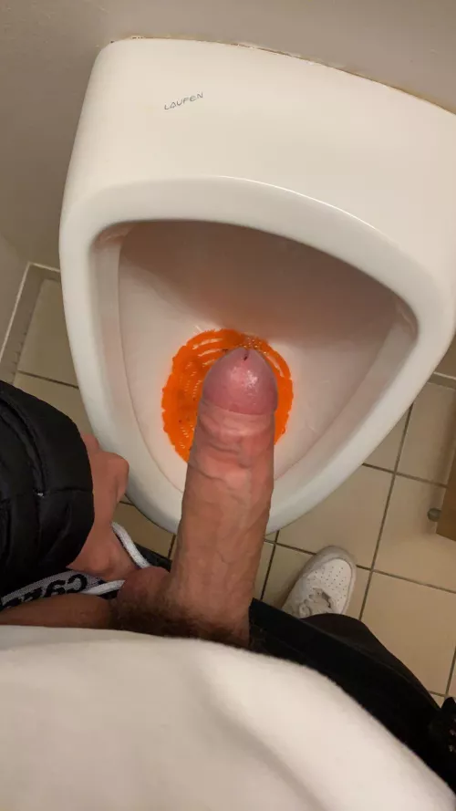 got a little horny after my piss😳 dm me