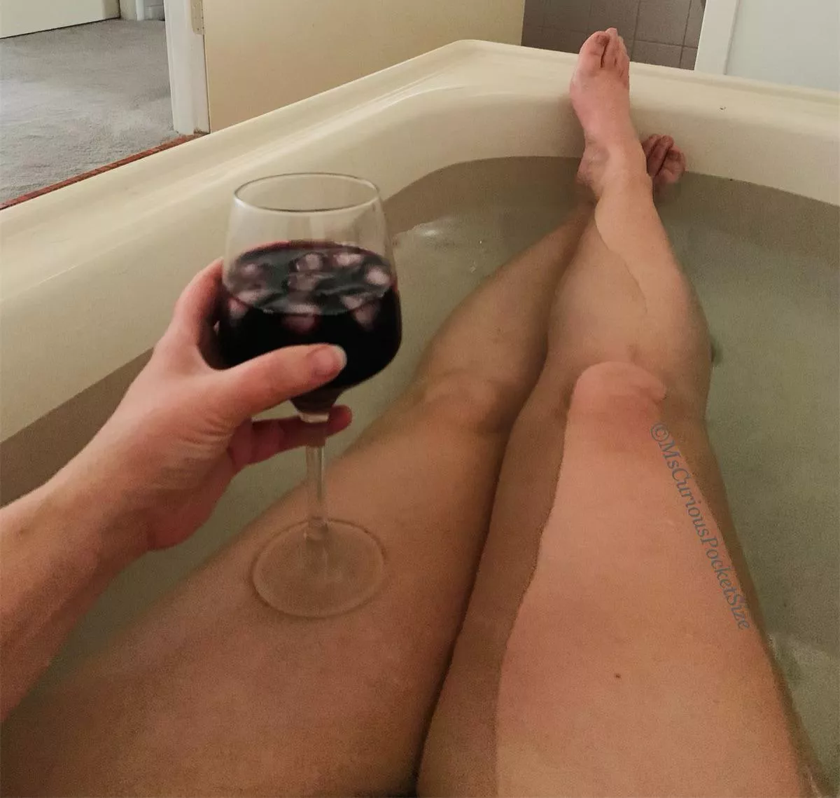 Grab yourself a glass and come soak with me… it’s been a long day in the textbooks 🤓🍷