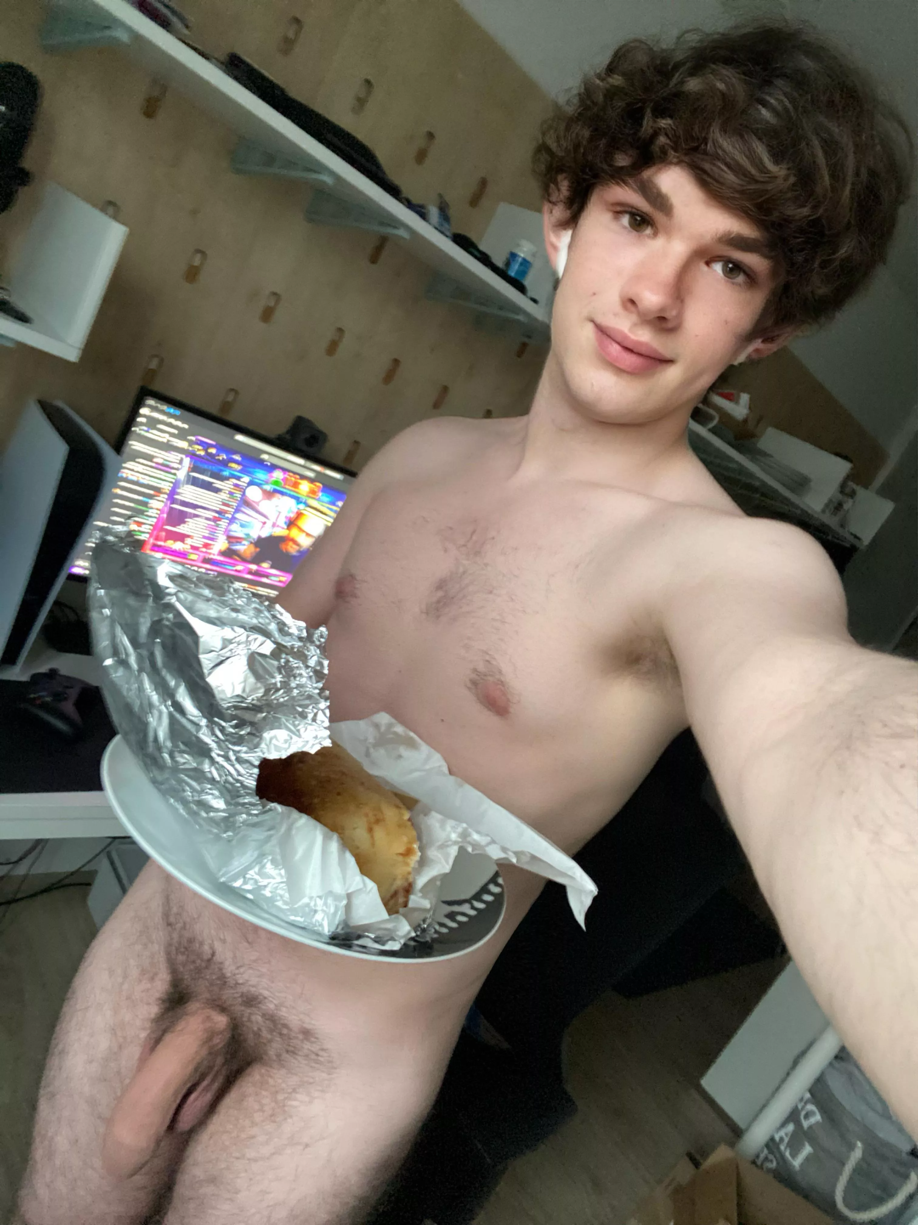 Ordering food is always a great way to conclude the weekend. 👌🏻