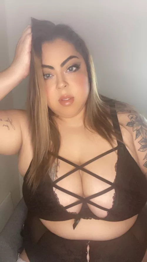 Personalized content, video chats, sexting, good morning texts, and more ;) subscribe to my OF for 6 months and receive a personalized gift 🎁