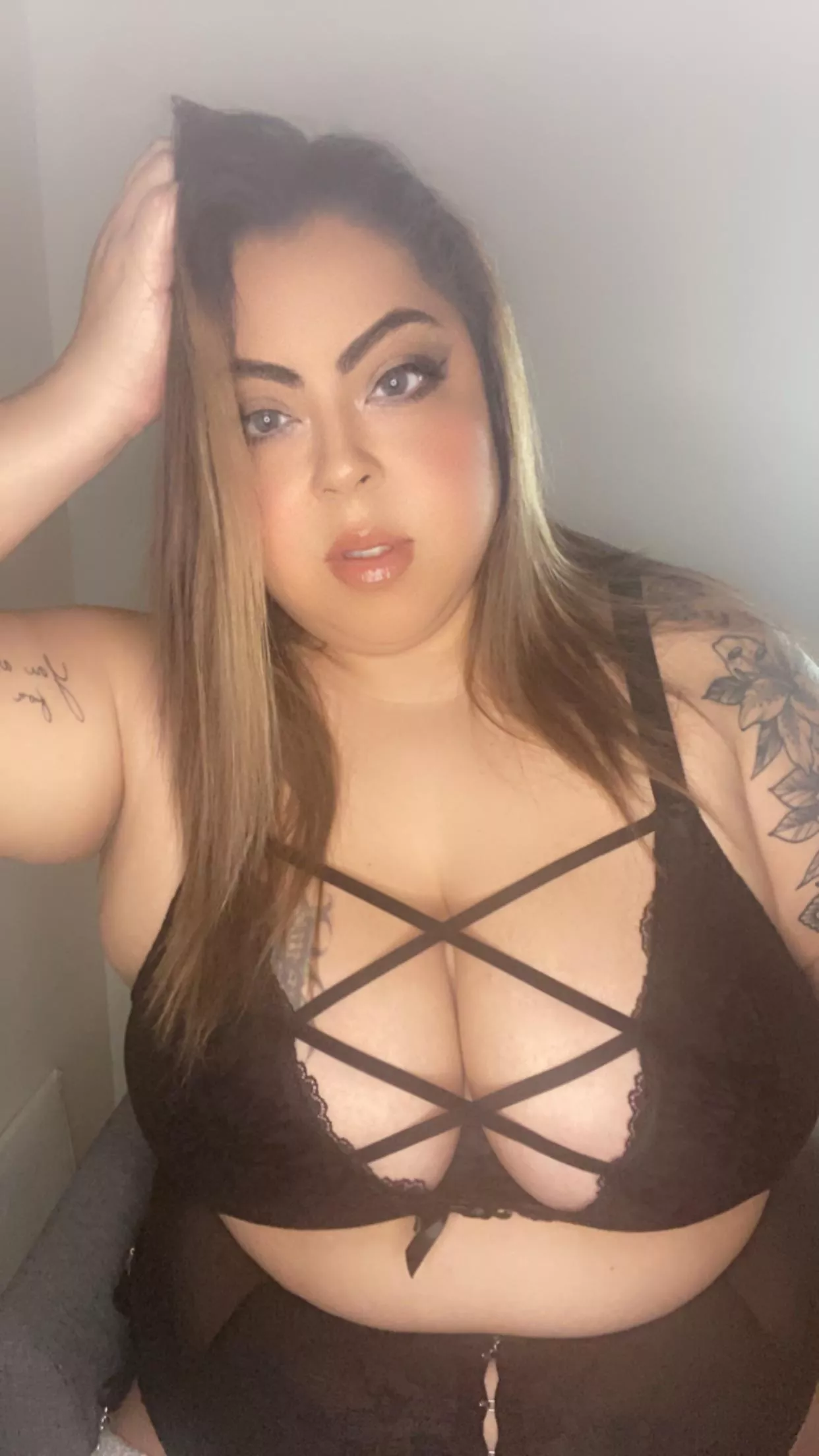 Personalized content, video chats, sexting, good morning texts, and more ;) subscribe to my OF for 6 months and receive a personalized gift 🎁