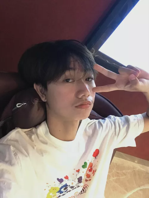 Pretty lonely these days idk how to smile anymore hmu