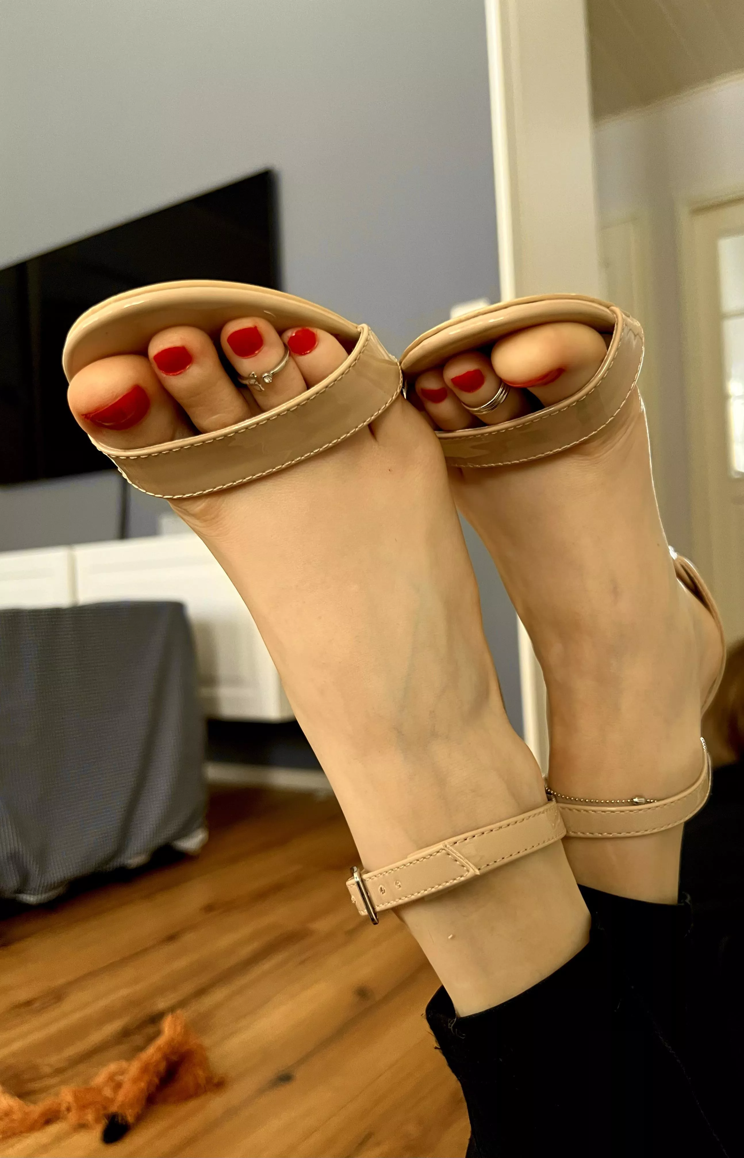 Small feet and high heels 😍❤️