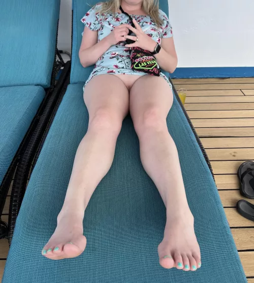 Suck on feet or clit OC