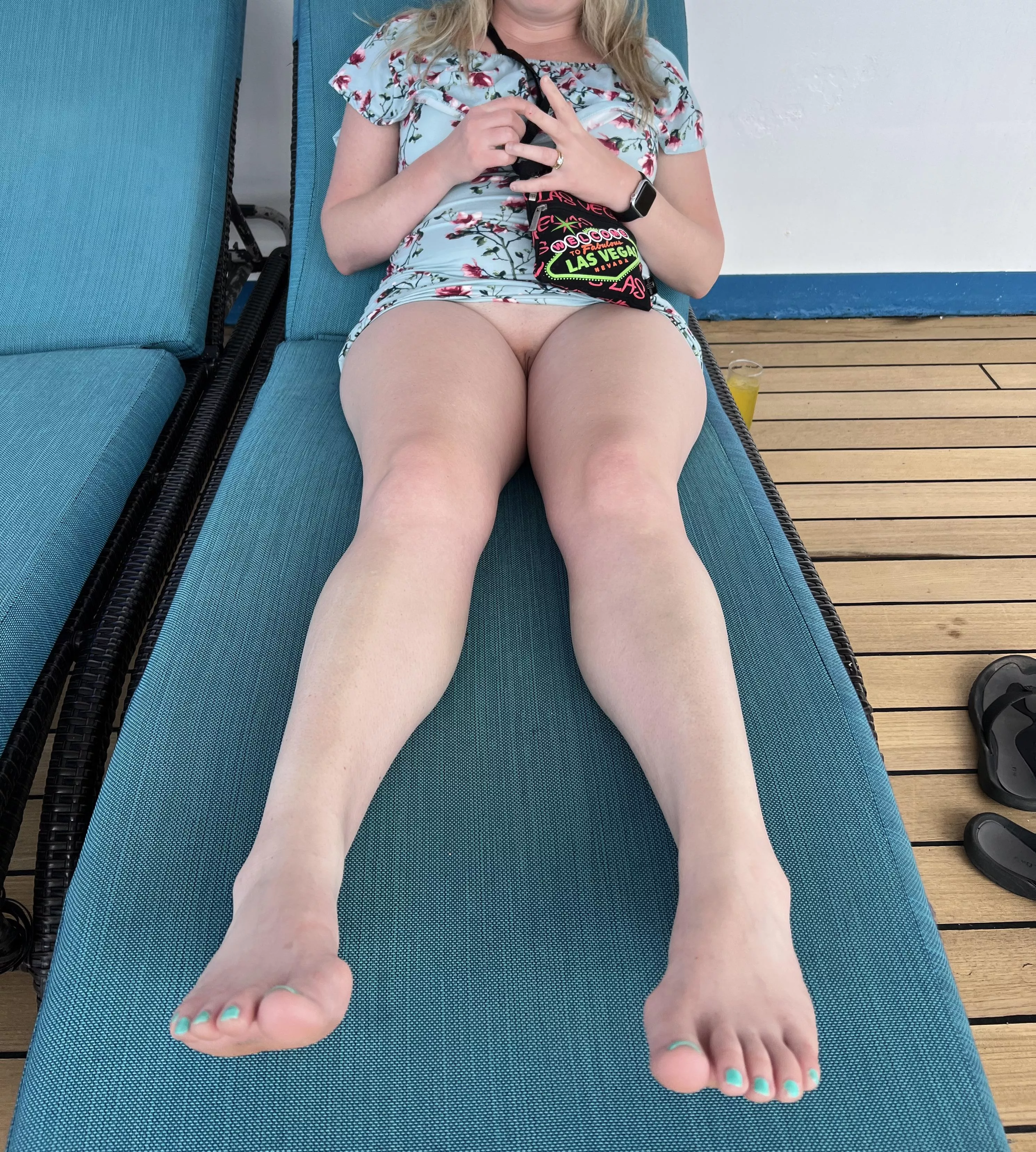 Suck on feet or clit OC