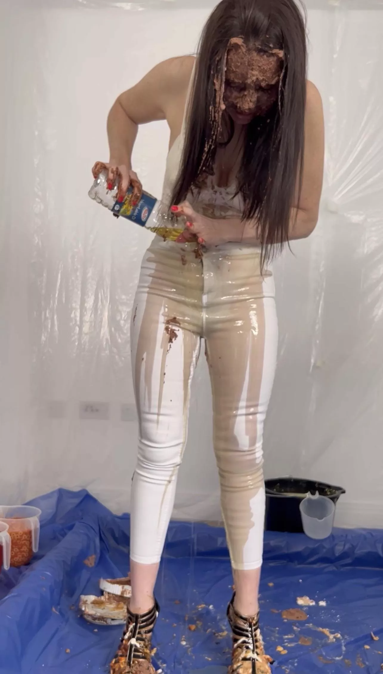 This felt so incredible, my skin tight white jeans slowly filling with cooking oil. The sensation of the oil pooling in the crotch against my skin was just amazing!!