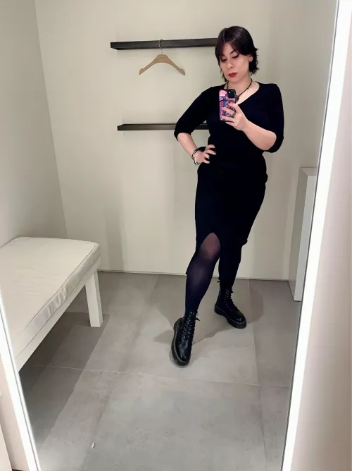 Today’s work outfit, I love tight dresses with slits 😘