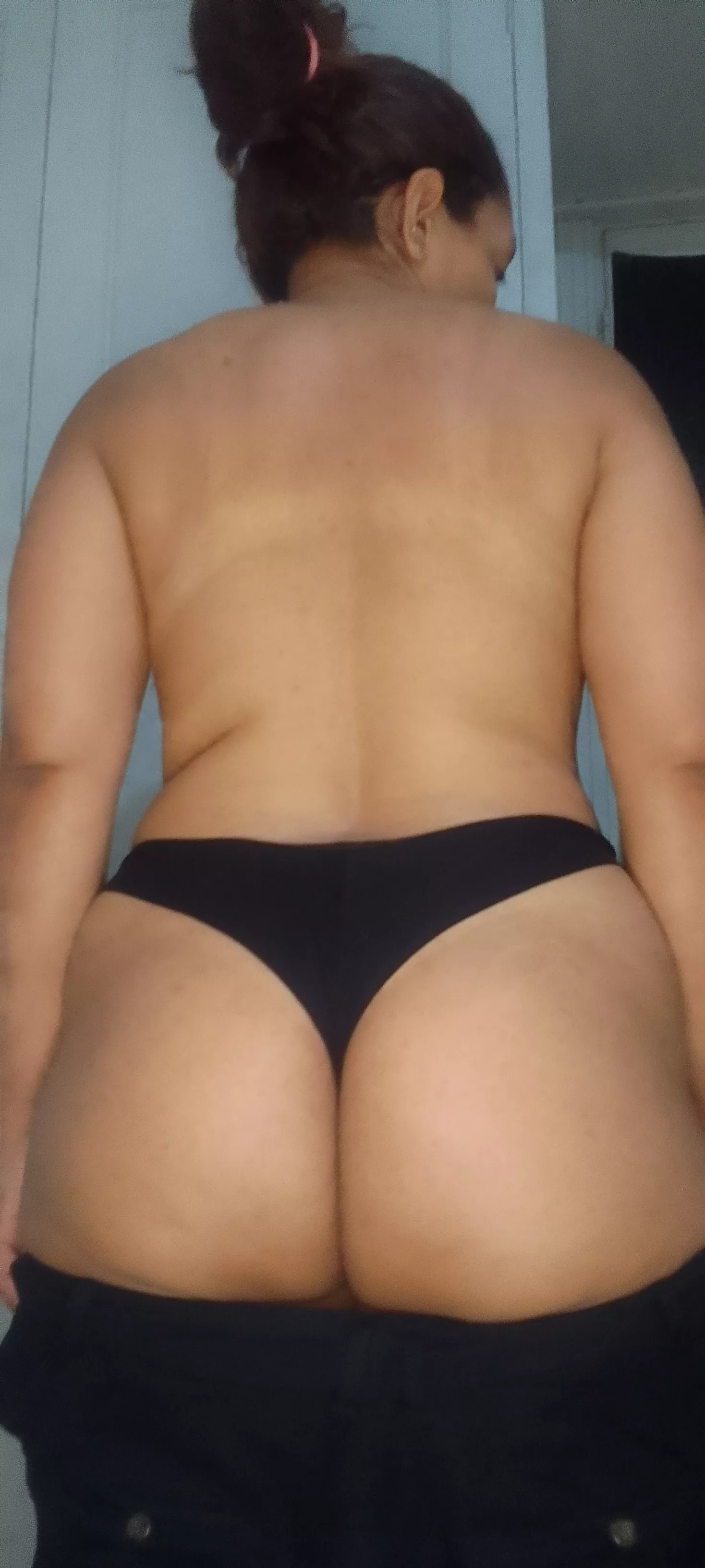 Who wants to play with this Latina mom's ass? 🔥
