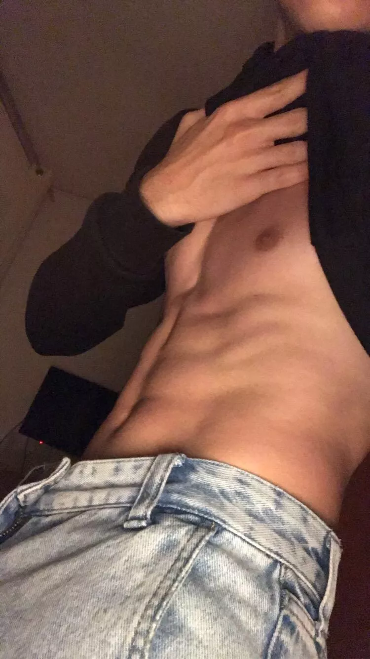 19 italian fit and hot looking for a masc bro for bromance 18-21. Be fit. Long term+++ @fnpss